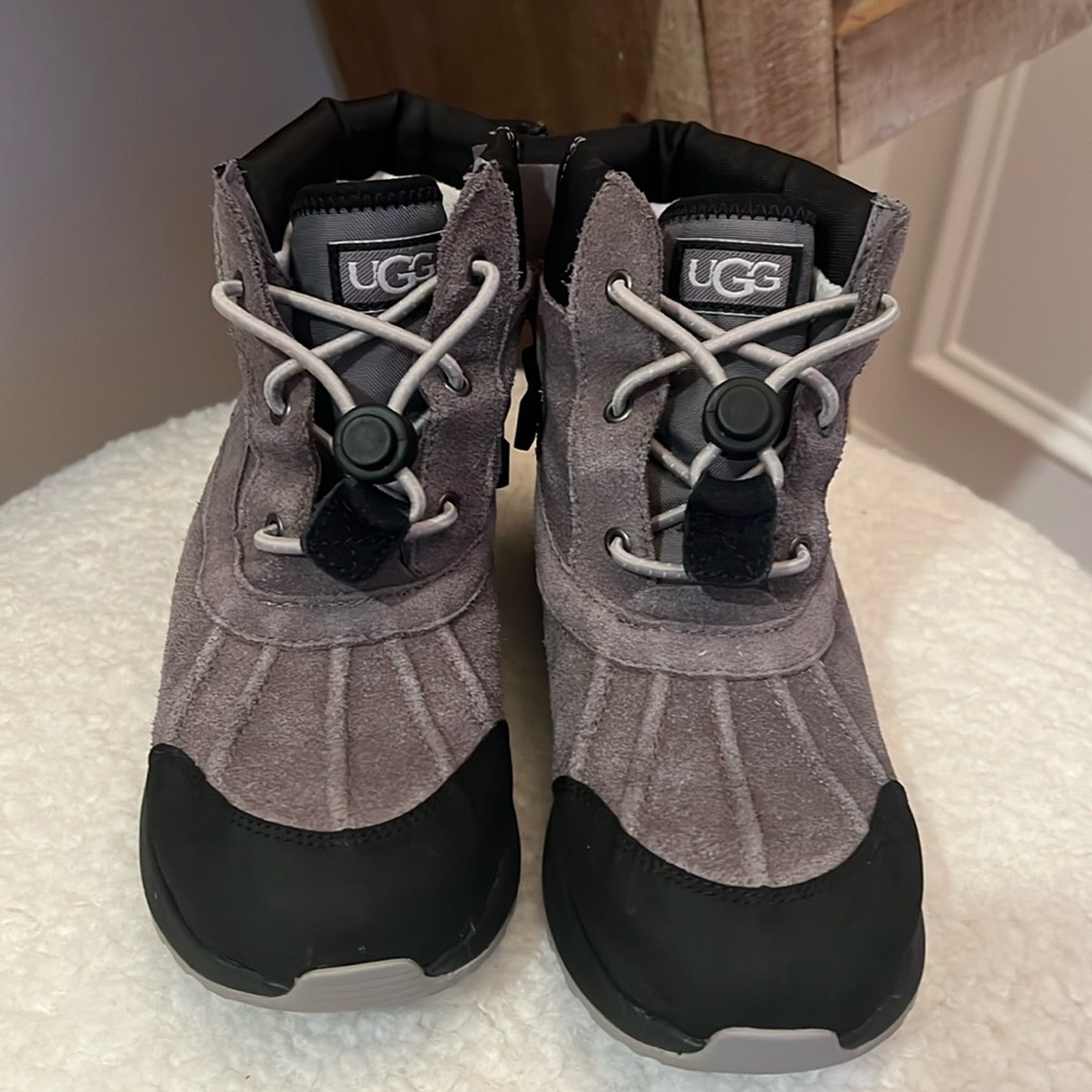 Ugg boots size 5 like new